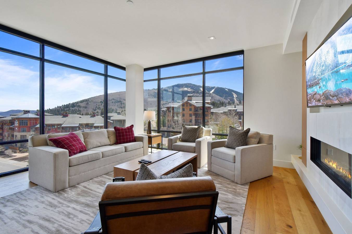 Entire apartment, Ski-in/out Dream Location with unparalleled access, views, amenities. Pool, Hot Tubs, Fitness Center in Uinta Wasatch Cache National Forest