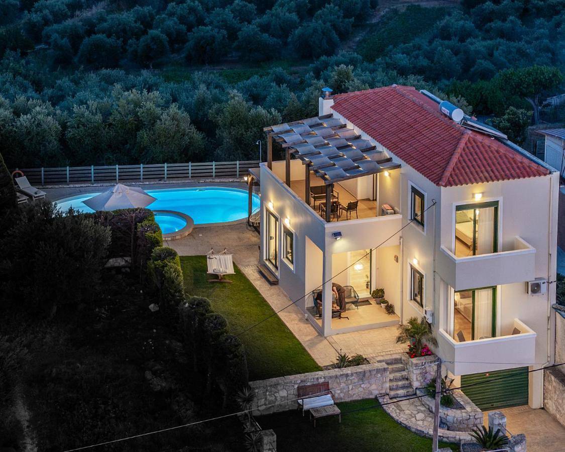 Three-Bedroom Villa with Private Pool in Chania und Umgebung