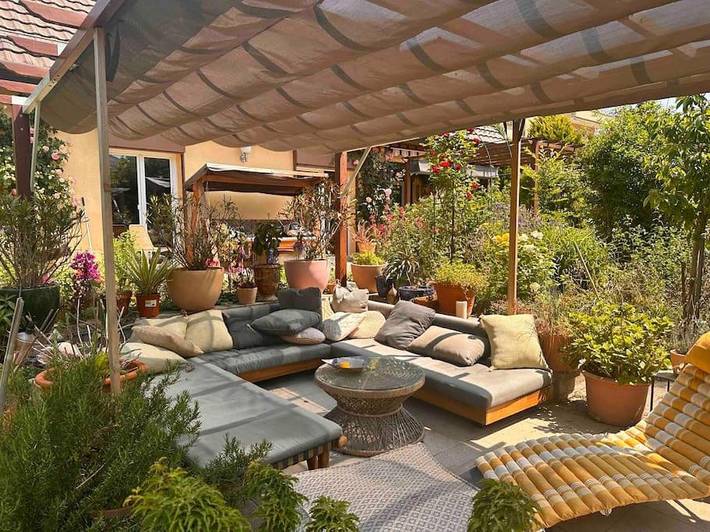 Location de vacances pour 13 personnes, avec vue ainsi que vue sur le lac et jardin à Préverenges