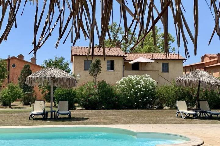 Agriturismo per 4 persone, con piscina e giardino, con animali domestici in Scarlino