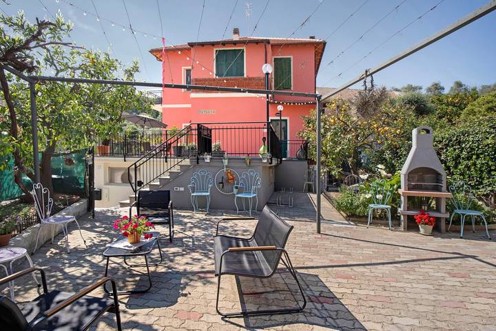 Casa vacanze 'Cà Du Mandaìn' con vista sulle montagne, terrazza privata e aria condizionata in San Bartolomeo al Mare (Città), San Bartolomeo al Mare
