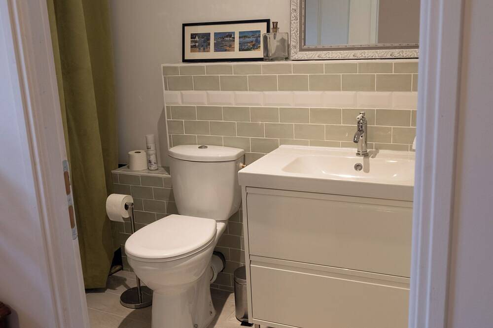 Escale Bleue Private guest room with bathroom & lounge in 1930s boutique in Portrieux, Región de Guingamp