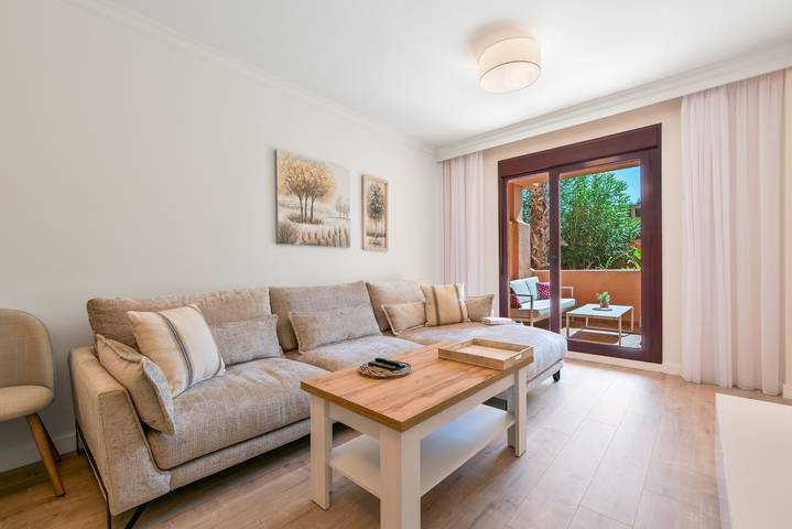 Apartamento entero, Apartamento 'Altea Marbella' con piscina comunitaria, Wi-Fi y aire acondicionado in El Paraiso Golf Estepona, Benahavís
