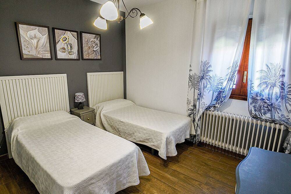 Casa Vacacional 'Viria' con Vistas a la Montaña, Wi-Fi y Aire Acondicionado in Navaluenga, Valle del Alberche