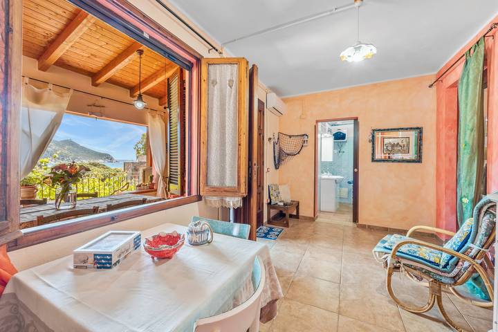 Vakantiehuis 'Villetta Degli Oleandri' met zeezicht, privé terras en airconditioning in Solanas, Comune di Sinnai