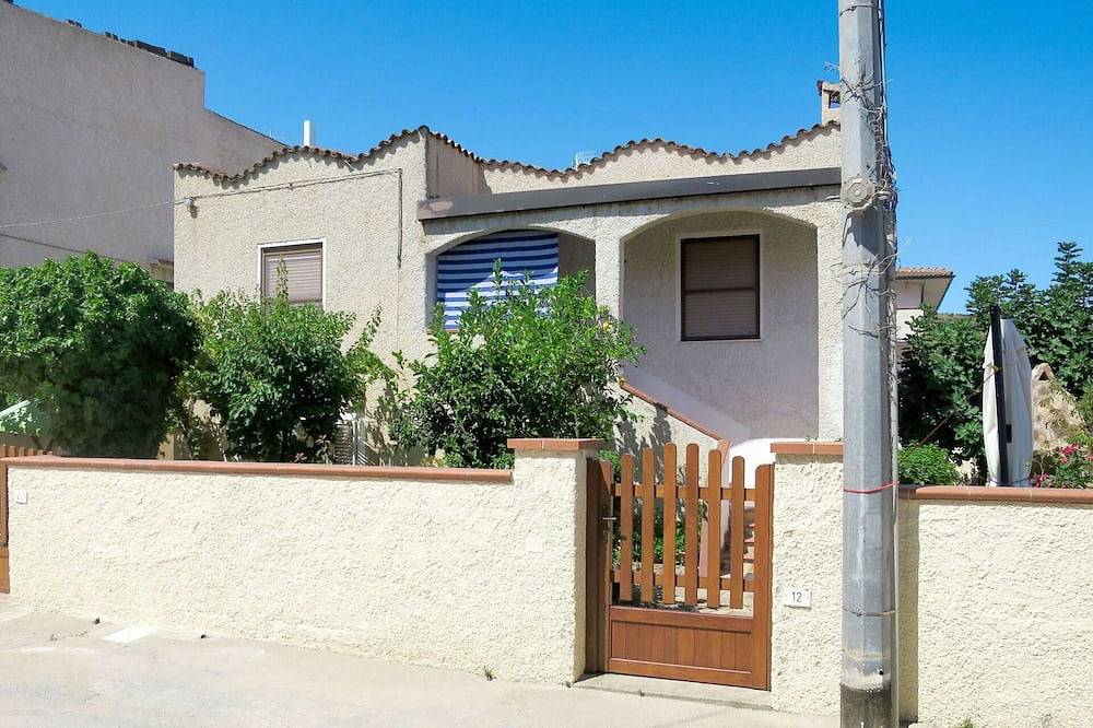 Magnifica villa per 6 ospiti con A/C, Tv, patio e parcheggio in La Caletta, San Giovanni Nuoro