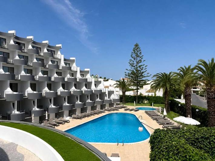 Apartahotel para 3 personas, con piscina además de jacuzzi y jardín en Algarve