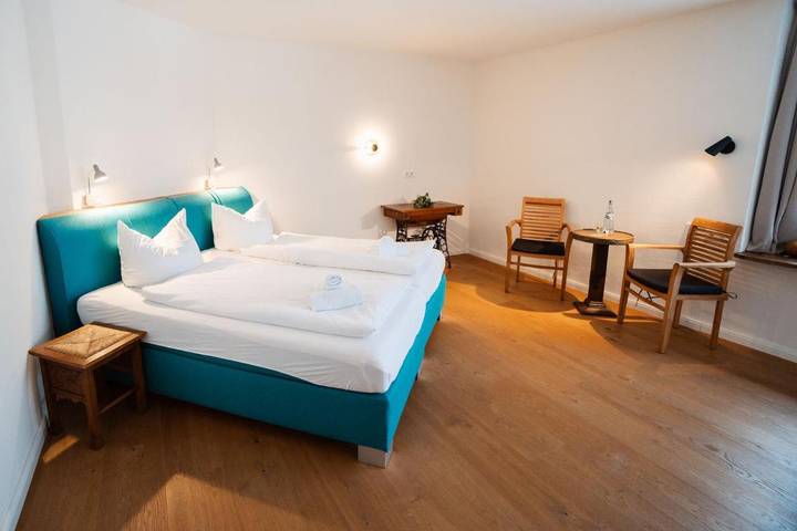 Hotel, mit Balkon und Terrasse sowie Garten in Wardenburg