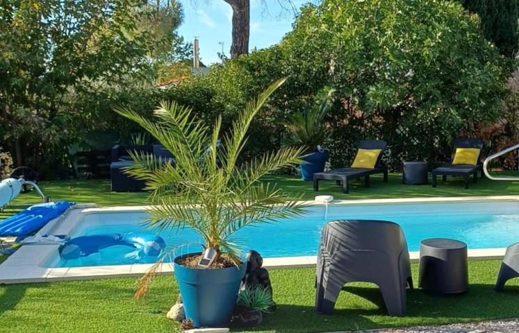 Location de vacances pour 6 personnes, avec Terrasse et Jardin ainsi que Piscine et Vue à Poilhes