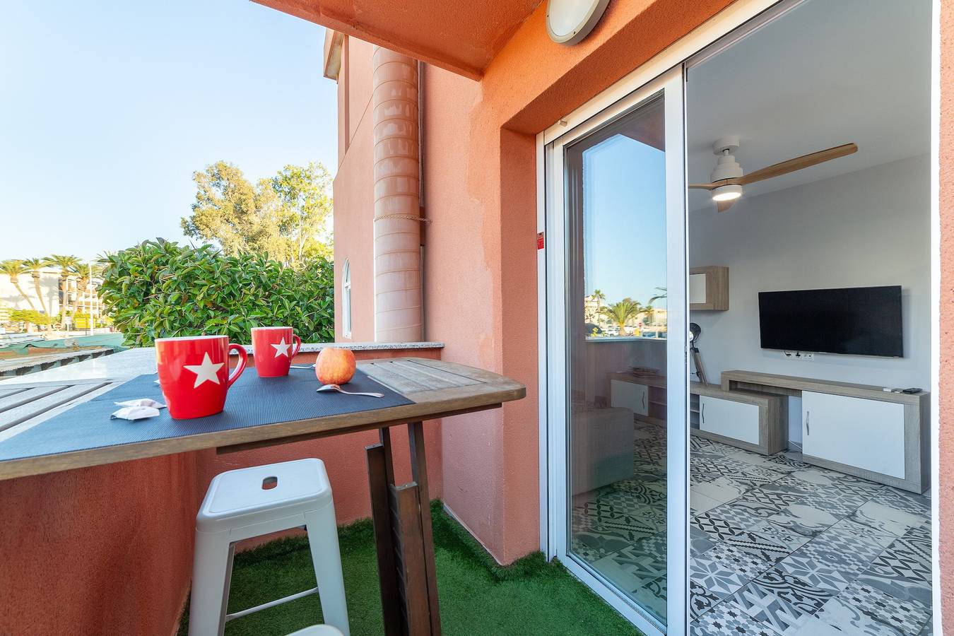 Appartamento intero, Appartamento 'Las Buganvillas' con piscina condivisa, terrazza privata e aria condizionata in Urbanización Roquetas de Mar, Roquetas de Mar