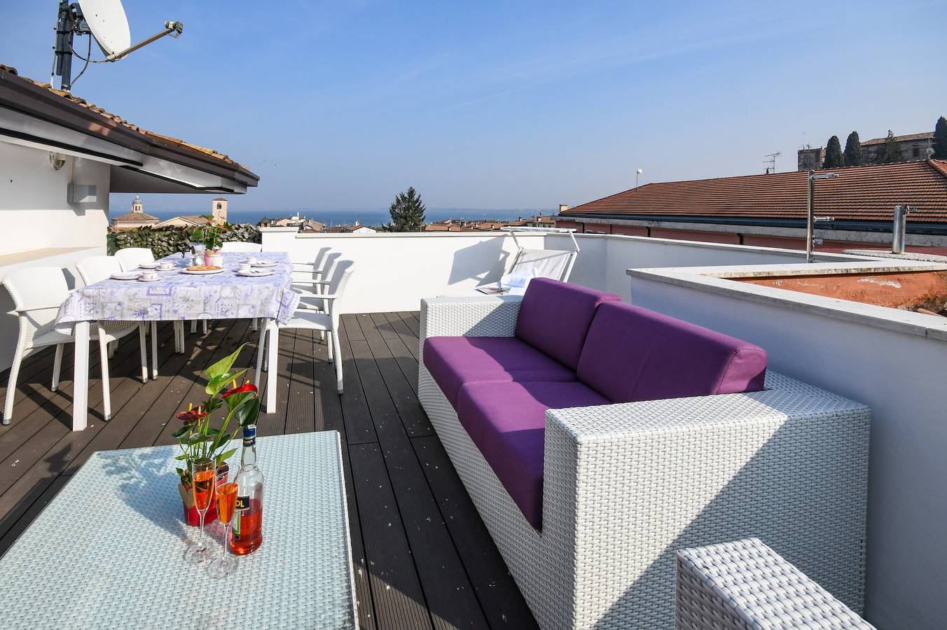 Appartement entier, Mgh Luxury - Lake View Penthouse Desenzano in Desenzano del Garda, Montagnes autour du lac de Garde