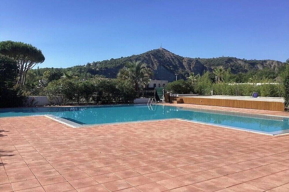 Entire apartment, Beautiful, bright three-bedroom apartment with a private garden and a shared pool. in Ruoms, Ardèche