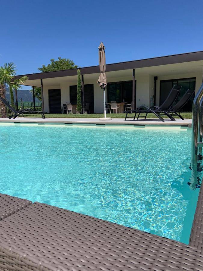 Ferienwohnung für 3 Personen, mit Balkon und Terrasse sowie Whirlpool und Garten in Bozen
