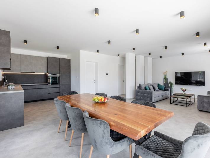 Ferienhaus für 12 Personen, mit Balkon und Terrasse sowie Whirlpool und Garten in Kaštela