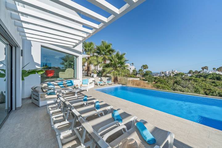 Villa 'Boa Vida' mit Meerblick, beheiztem Infinity-Pool und Jacuzzi in Armação de Pera, Faro Distrikt