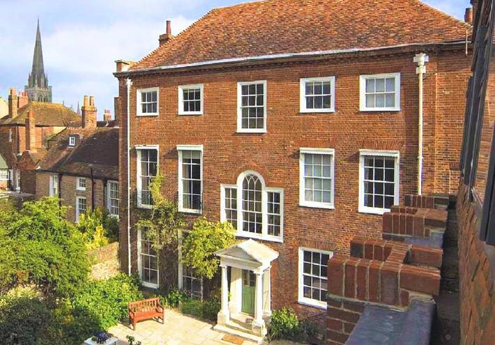 Apartment for 18 people, with Terrace and Garden in Chichester