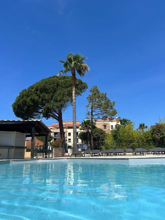 Appartement de vacances pour 4 personnes, avec vue ainsi que terrasse et piscine