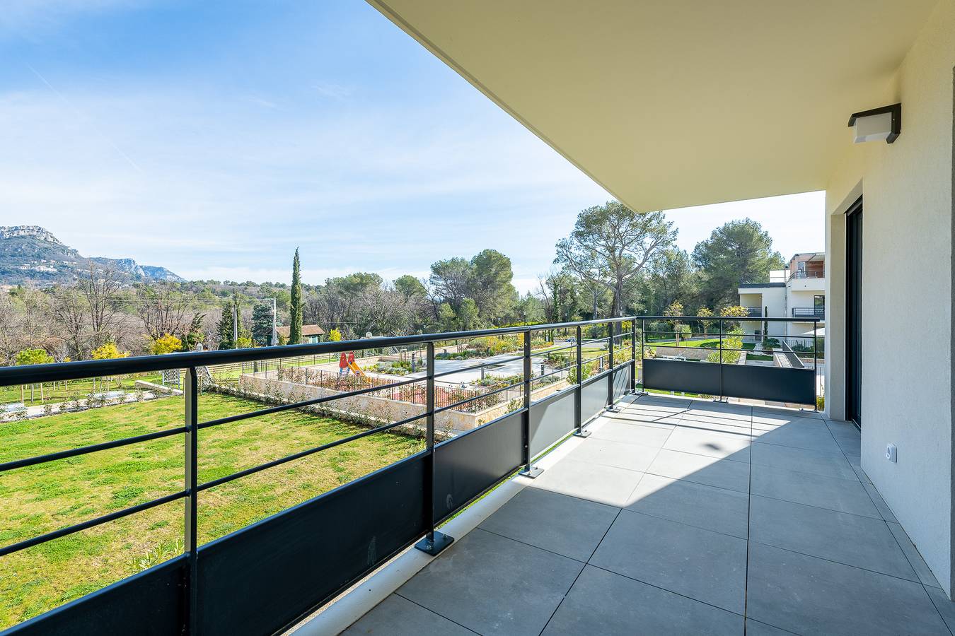 Appartement entier, Ultra premium duplex penthouse for 9 people with 3 bedrooms & spacious terrace in Vence, Région de Cannes