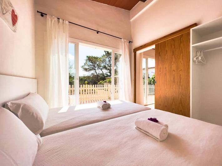 Location de vacances pour 4 personnes, avec Terrasse ainsi que Jardin et Vue dans Playa Migjorn Formentera