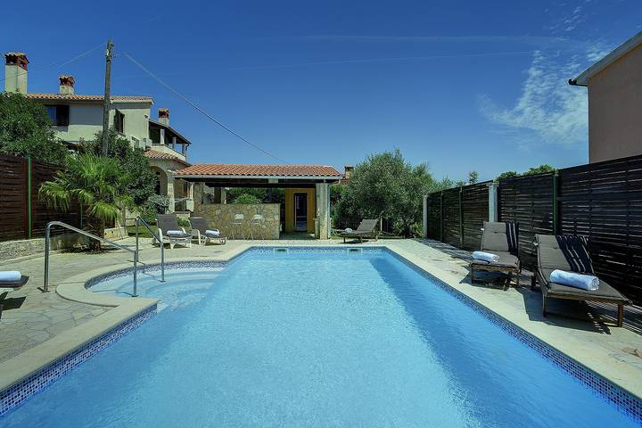 Ferienhaus für 10 Personen, mit Pool und Terrasse sowie Garten, kinderfreundlich - 1