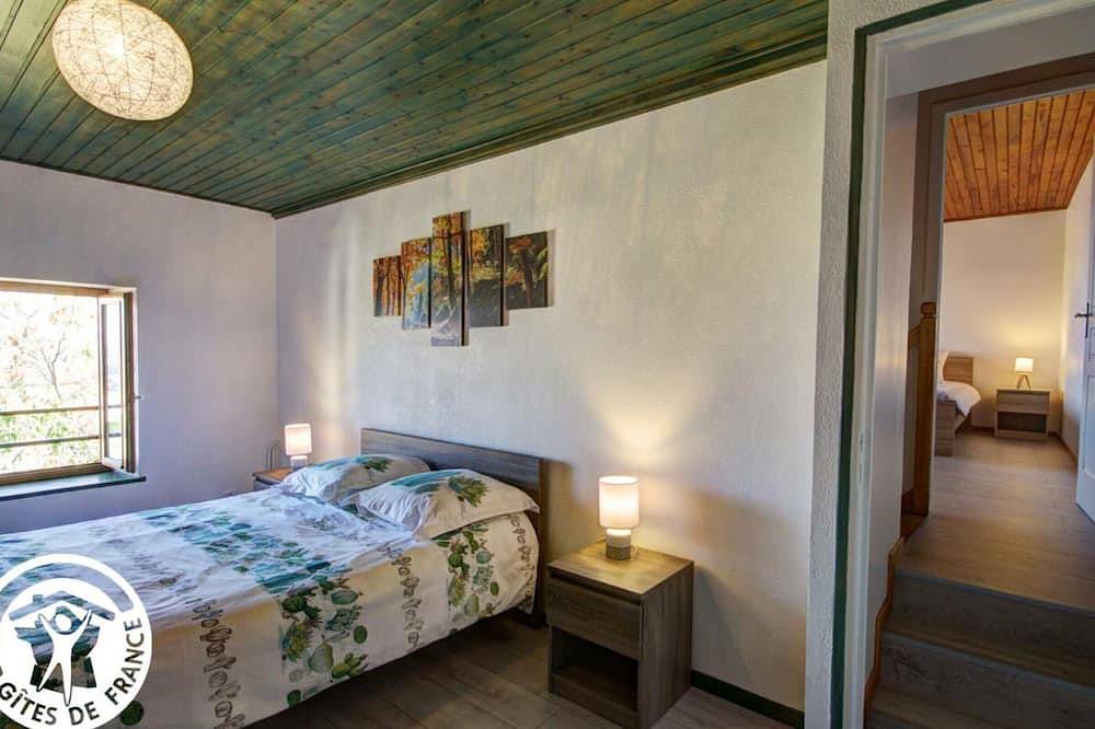 Charming Country Cottage with Modern Amenities & Garden, Near Montbrison in Pralong, Livradois-Forez Regional Nature Park