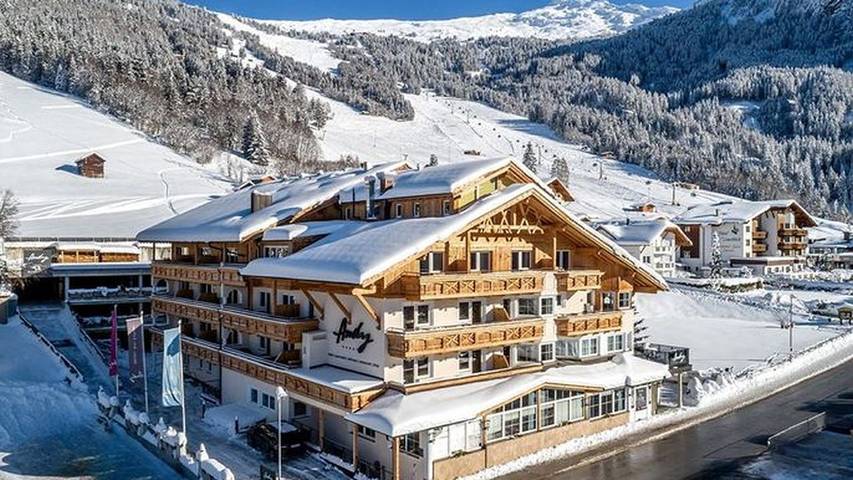 Ferienwohnung für 4 Personen, mit Whirlpool und Balkon sowie Sauna und Pool in Jerzens