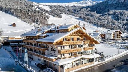 Ferienwohnung für 4 Personen, mit Pool und Whirlpool sowie Sauna und Balkon in Jerzens