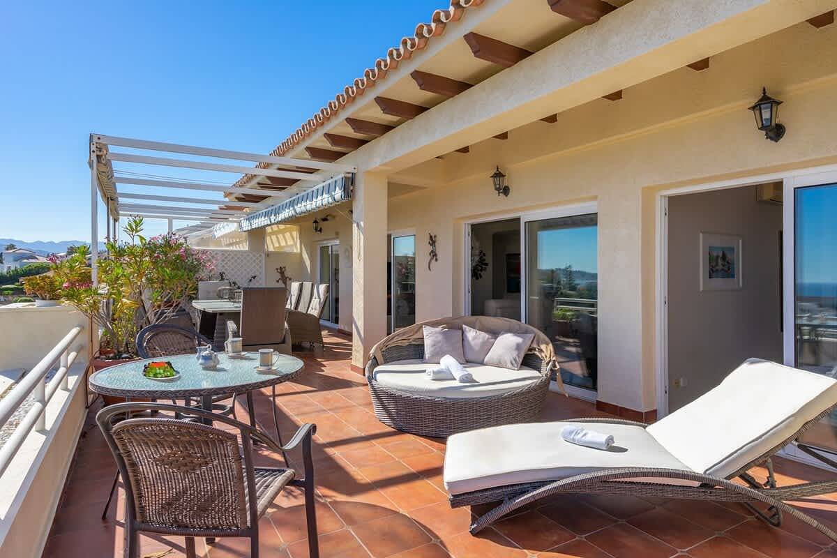Geheel appartement, Spacious El Faro Penthouse w/ Pool & Beach Access in Mijas Costa, Mijas