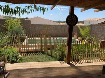 Gîte pour 4 personnes, avec jardin et vue ainsi que terrasse et piscine à Vailhauquès