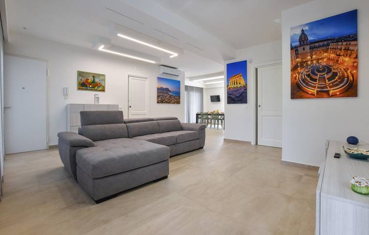 Sant'Onofrio Apartment with Pool and Terrace, 900m to City Center in Trabia, Palermo Province