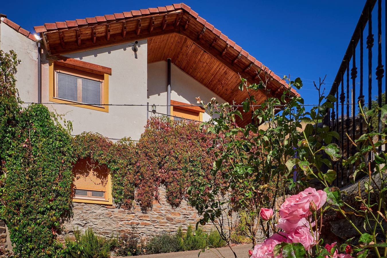 Maison de campagne "Aguas Frías I" avec vue sur les montagnes, terrasse privée et Wi-Fi in La Omañuela, Riello