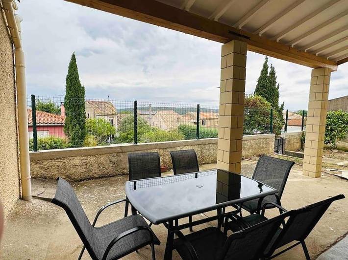 Location de vacances pour 5 personnes, avec terrasse et vue à Moux