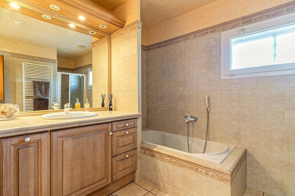 2 bedroom gorgeous home in Noves in Les Paluds de Noves, Noves