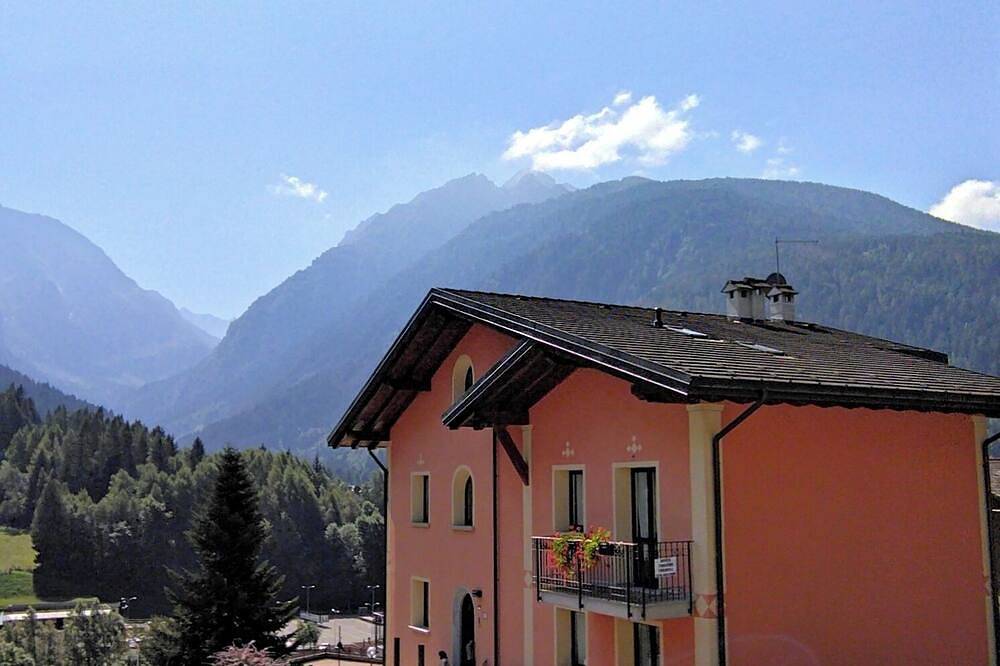 Appartamenti Flora Alpina- Arnica trilocale con ampio terrazzo in Temù, Valtellina