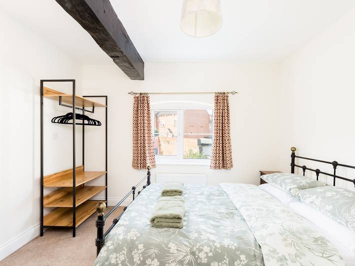 4Jd 20 St Nicholas Church Street · Cosy 2 Bed, Central Warwick & Parking | Pass The Keys in Warwick, Warwickshire