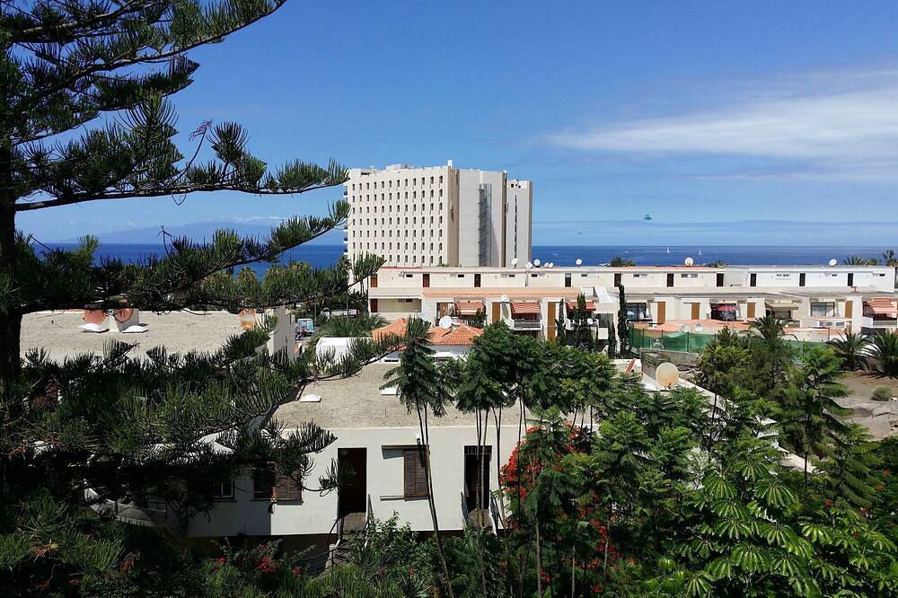 Appartement entier, Appartement Jacaranda avec piscine, seulement 200 mètres de la mer et plage,wifi in Playa de las Américas, Arona
