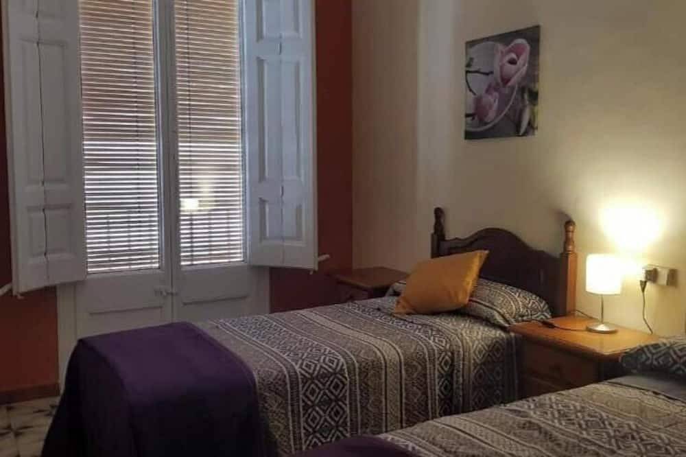 Entire apartment, Apartment 'Pis Romàntic A Tremp' with Balcony, Wi-Fi and Air Conditioning in Tremp, Spanish Pyrenees
