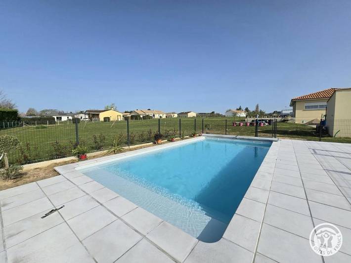 Location de vacances pour 2 personnes, avec terrasse ainsi que jardin et piscine à Saint-Laurent-des-Hommes