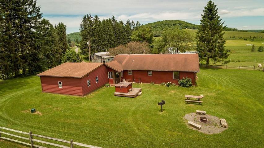 Cabin for 6 people, with terrace and yard as well as hot tub in West Virginia