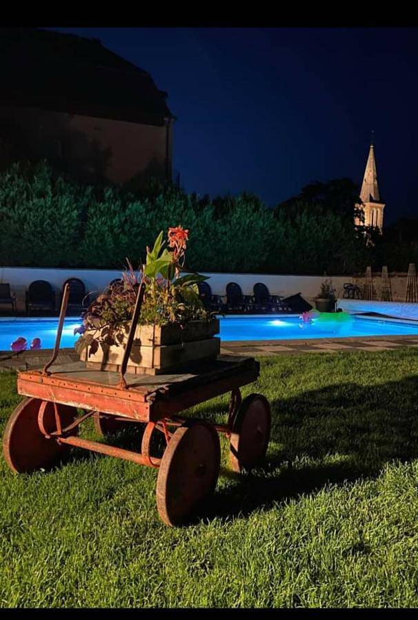 Maison de vacances pour 2 personnes, avec vue ainsi que jardin et piscine, adapté aux familles dans Allier