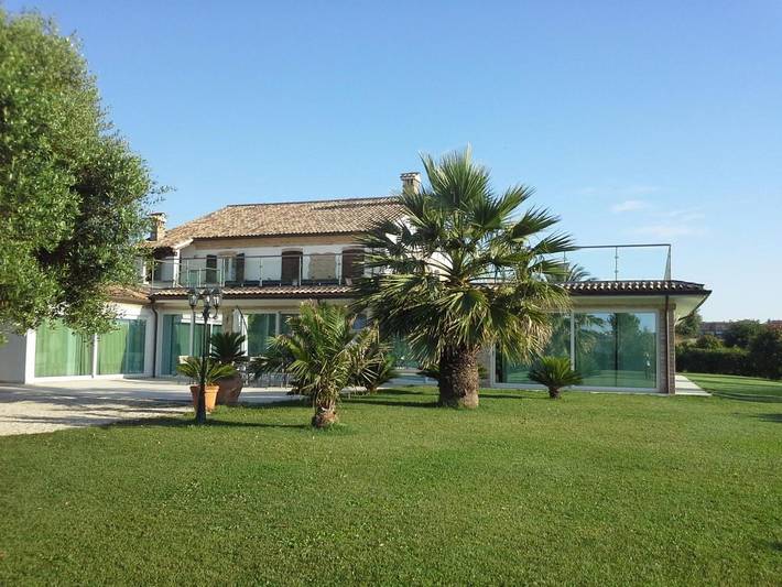 Agriturismo per 6 persone, con Idromassaggio e Terrazza nonché Giardino e Panorama a Osimo