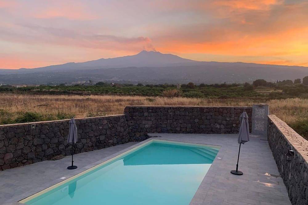 Tranquil retreat close to beach Taormina. Double room in 1800's casale with pool in Fondachello, Mascali