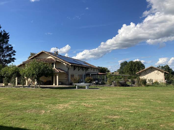 Gîte pour 4 personnes, avec Terrasse ainsi que Jardin et Piscine à Saint-Nizier-le-Bouchoux