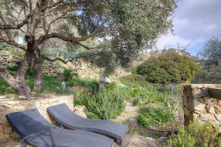 Location de vacances pour 2 personnes, avec terrasse ainsi que jacuzzi et piscine, animaux acceptés à Cateri - 3
