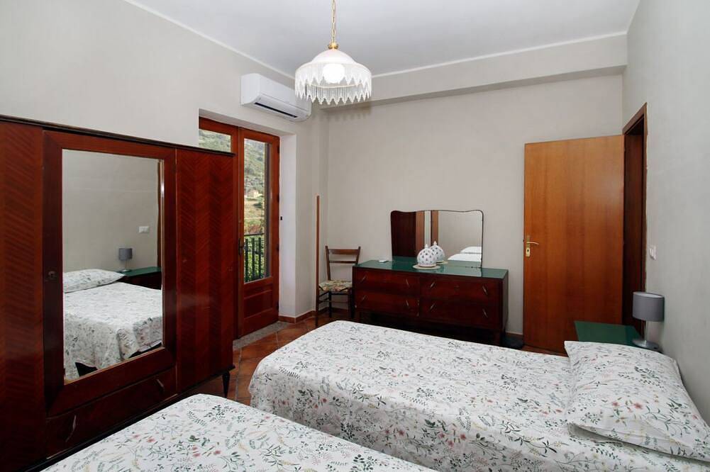 Apartamento inteiro, Il Giardino al Mare di Anna is an apartment located on the third and top floor of an old manor house, surrounded by the countryside of the Piana di Caronia and just a few steps from the sea.The apartment features a spacious kitchen-living area with a sof in Caronia, Messina (província)