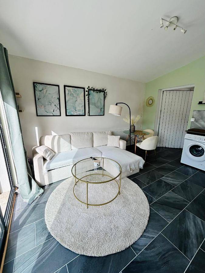 Location de vacances pour 3 personnes, avec jardin à Laroque (Hérault)