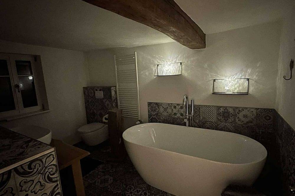5* Romantisches Ferienhaus von 1623 - Kaminofen & Infrarotsauna & Hot Tub in Sondheim v.d.Rhön, Rhön-Bayern