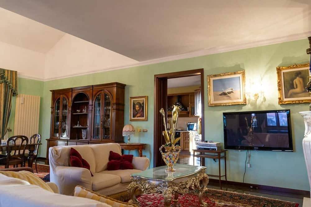 Villa Monaco: Double Room in Villa with Pool, Hot Tub in Mosciano Sant'Angelo, Teramo Province