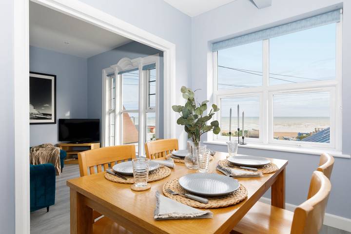 Ganze Wohnung, Chic 2-Bed Seafront Haven, Near Felpham Beach in Felpham, West Sussex