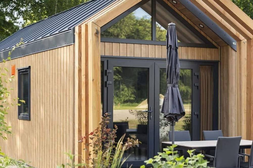 Luxurious Lodge with hot tub - fantastic location in Veluwe